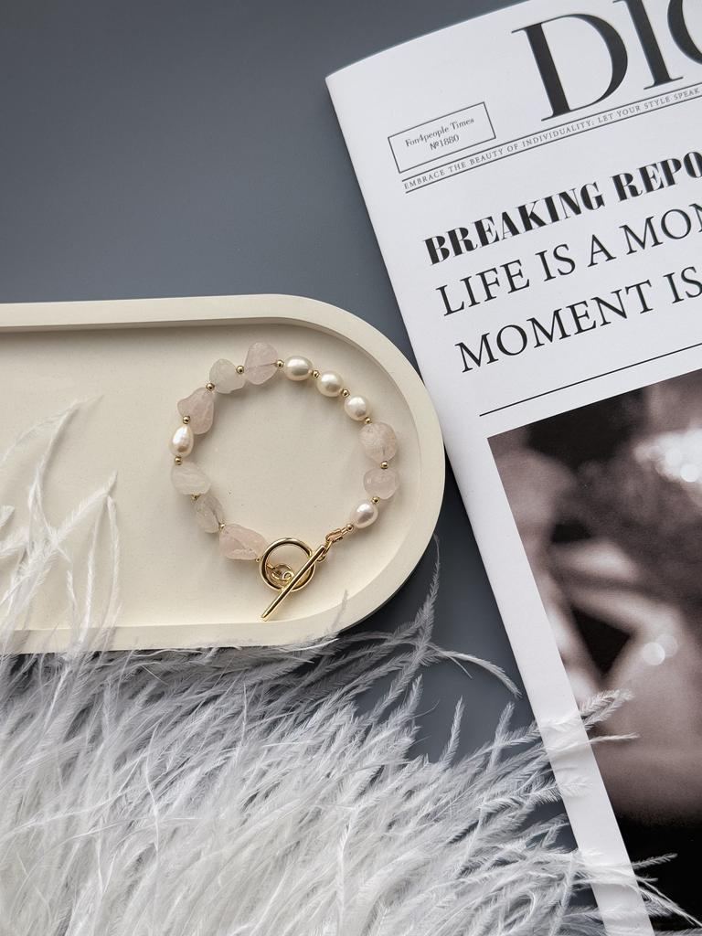 Браслет из розового кварца и жемчуга на замке тогл (позолота)