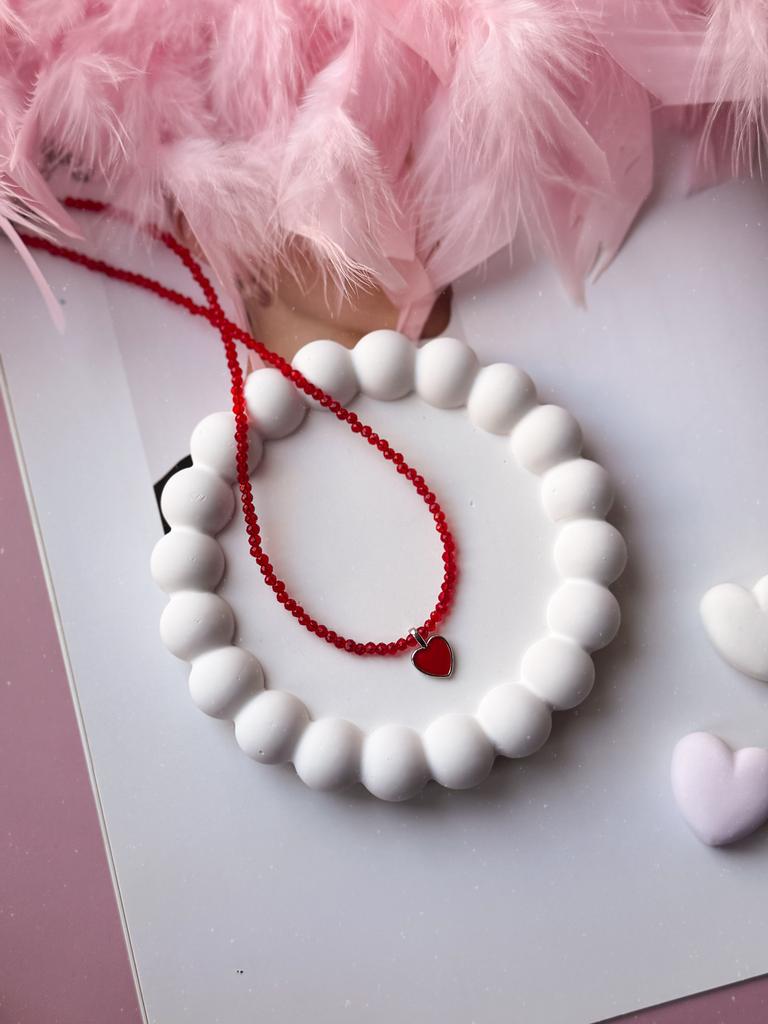 Чокер из красной шпинели с сердечком (родий)