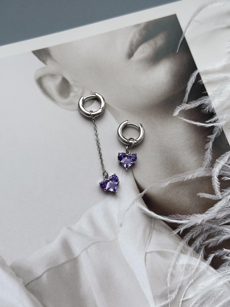 Асимметричные мини-серьги конго с сиреневыми сердечками (родий)