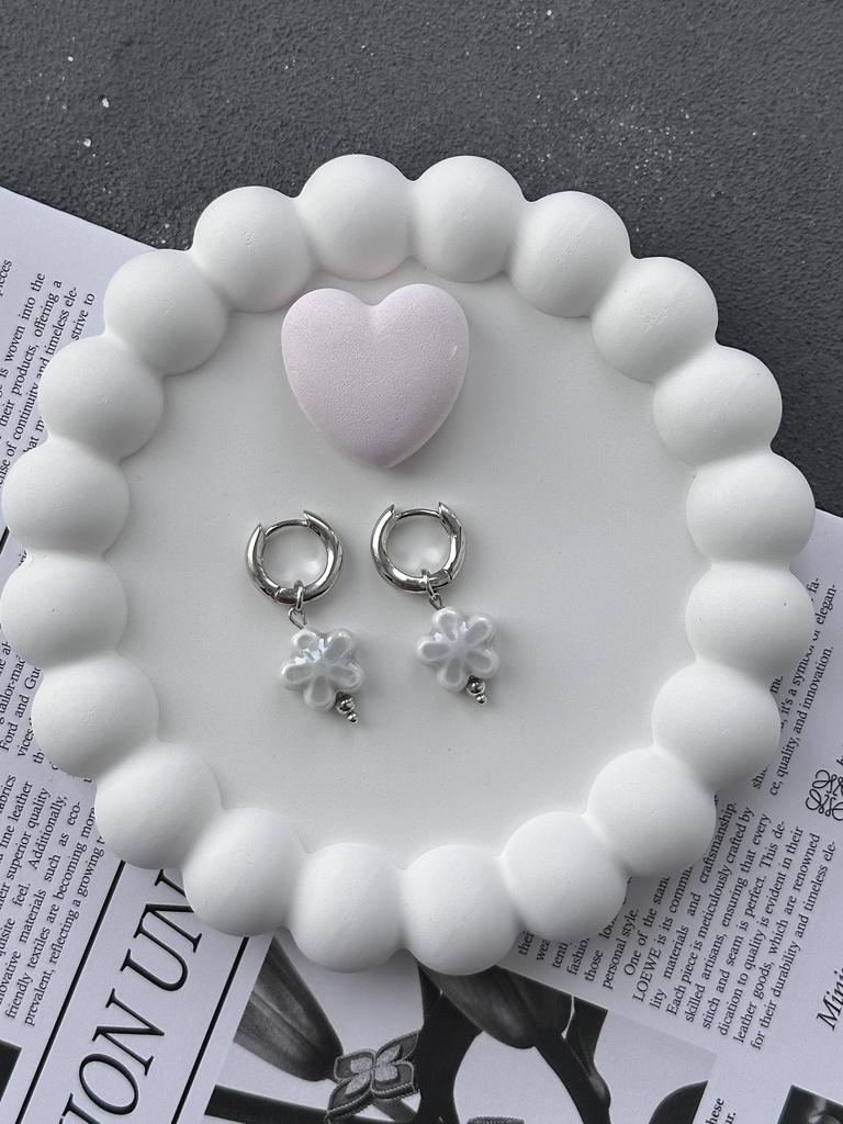 Серьги с серыми керамическими цветочками мини (родий)