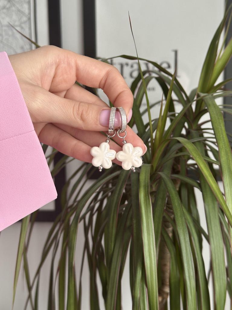 Серьги с белыми керамическими цветочками (родий)