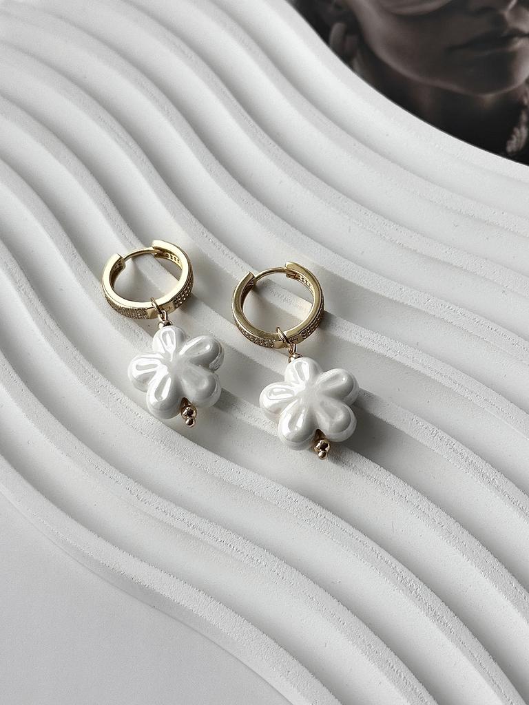 Серьги с белыми керамическими цветочками (позолота)