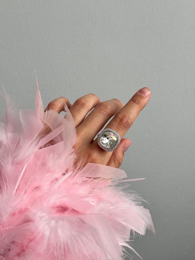 Кольцо с крупным кристаллом и фианитами (родий)