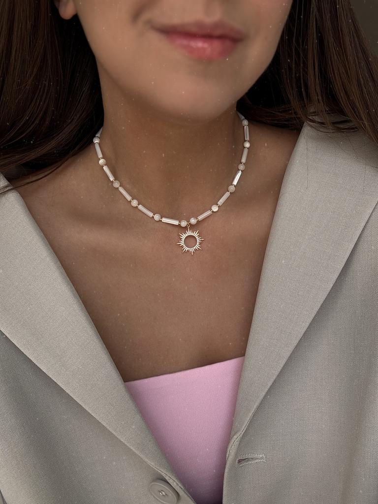 Чокер из перламутра с фианитами (позолота)