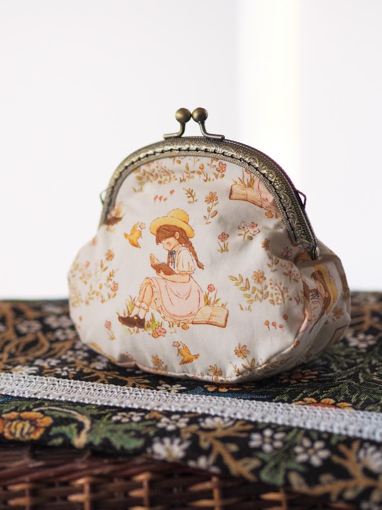 Кошелёк "Девочка с книгой"