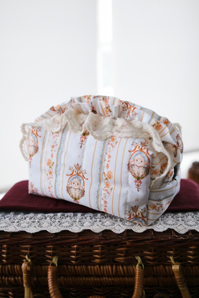 Косметичка с кружевами