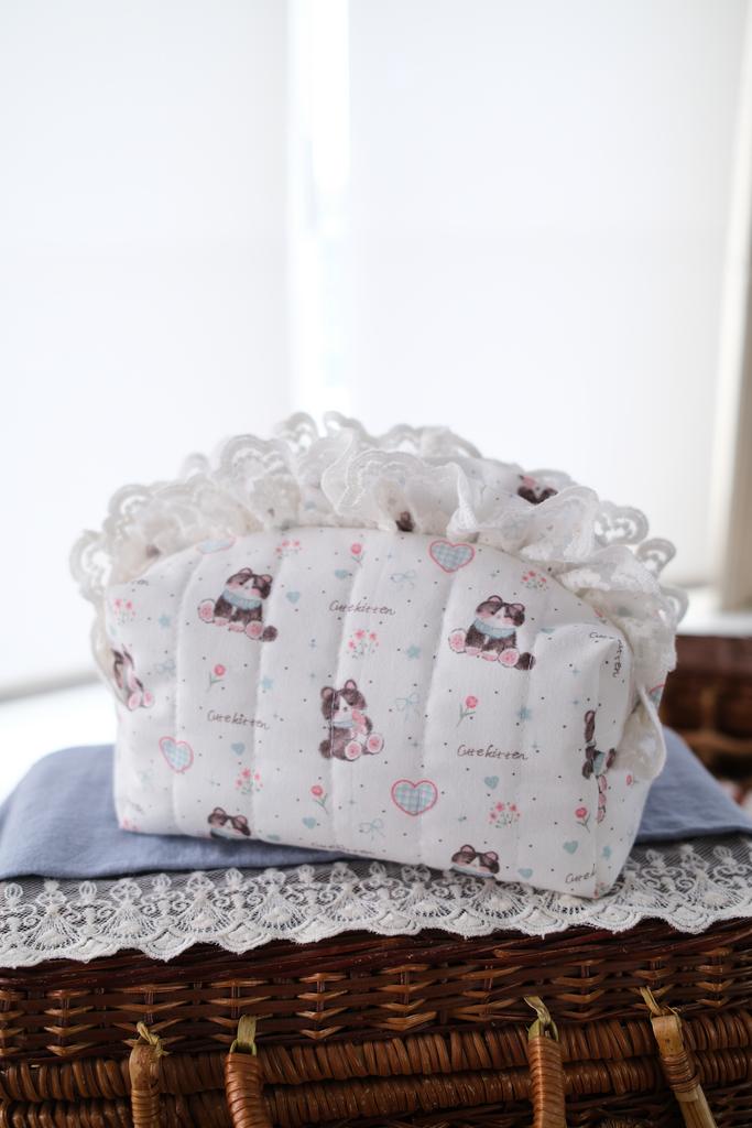 Косметичка с кружевами