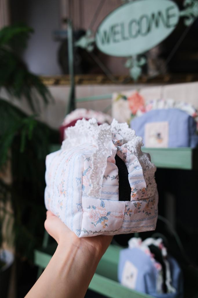 Косметичка с кружевами