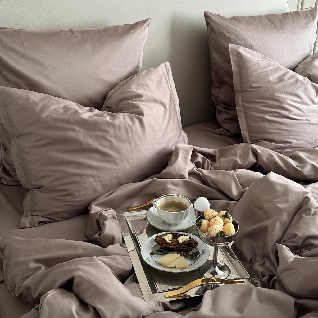 Идеальное утро: роскошное постельное бельё цвета капучино и сервировка завтрака в постель