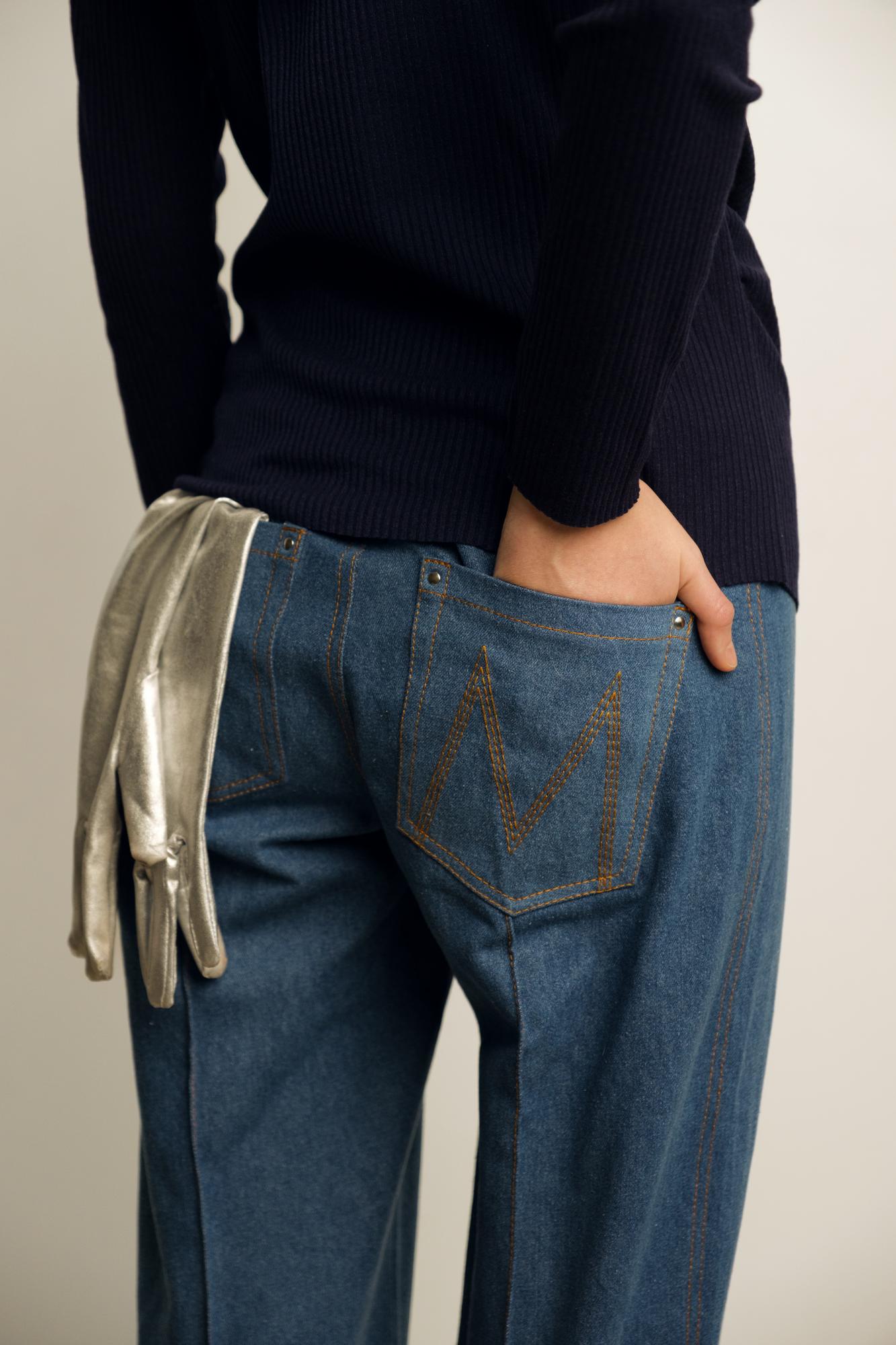 Темно-синие джинсы с универсальной посадкой