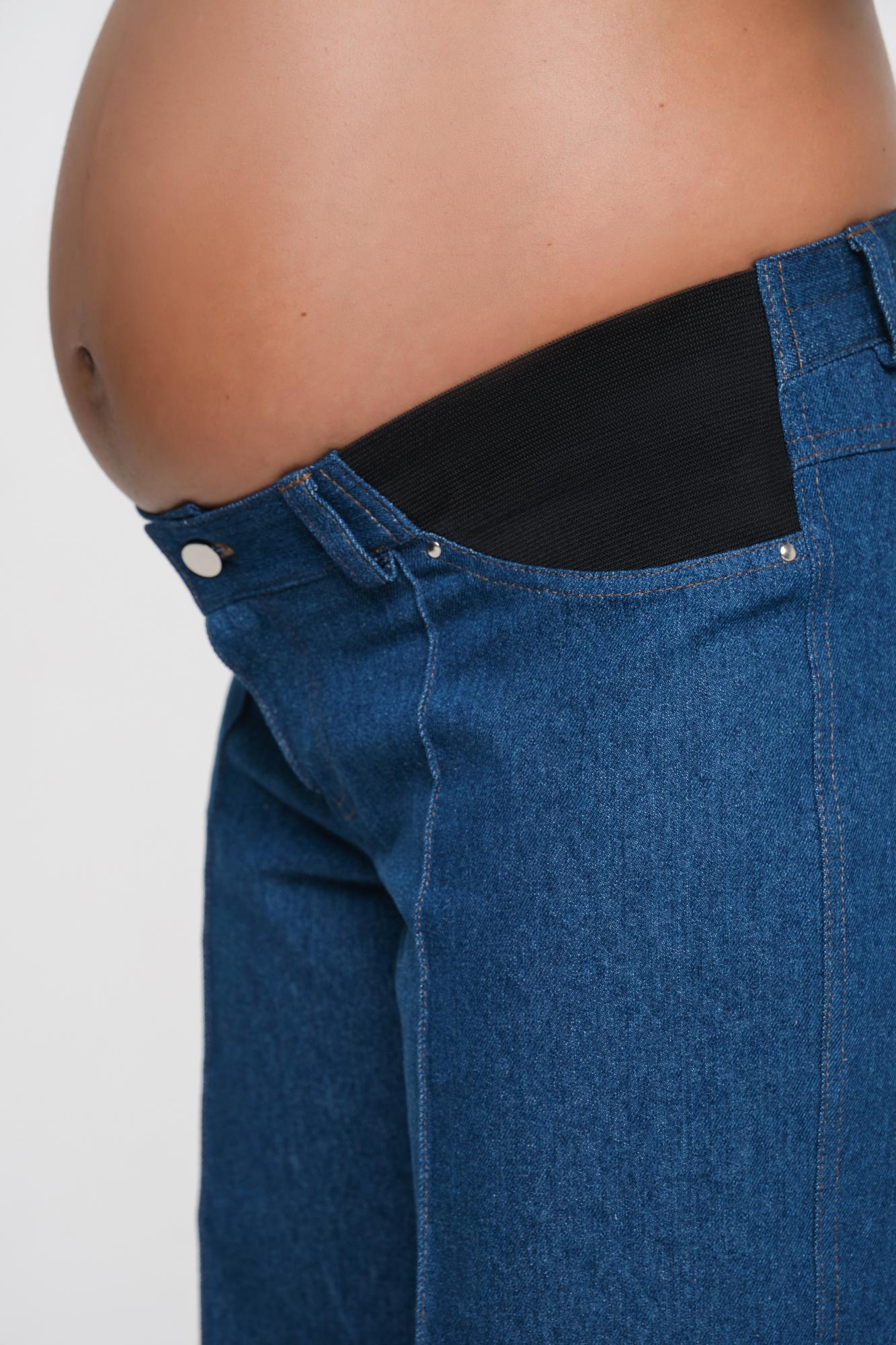 Темно-синие джинсы с боковыми резинками