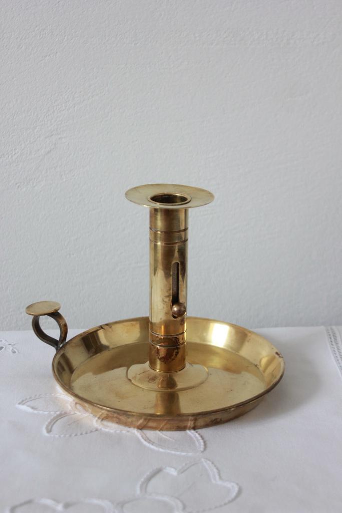 Подсвечник с регулятором высоты свечи