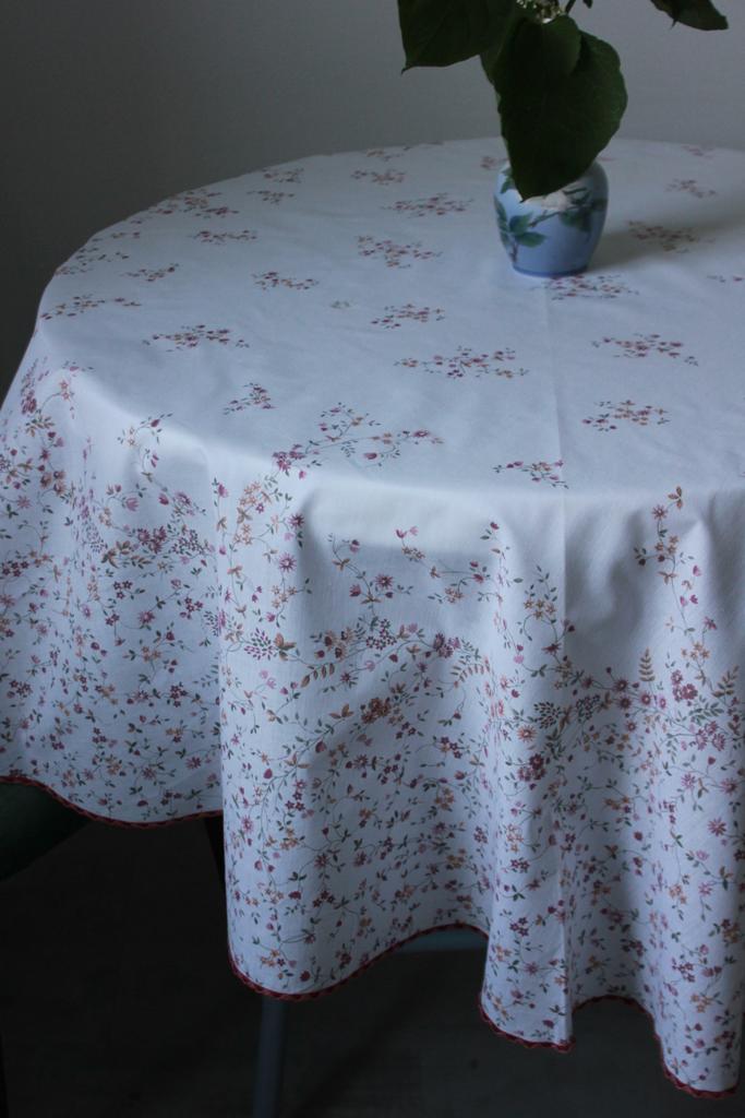 Круглая скатерть 145 см