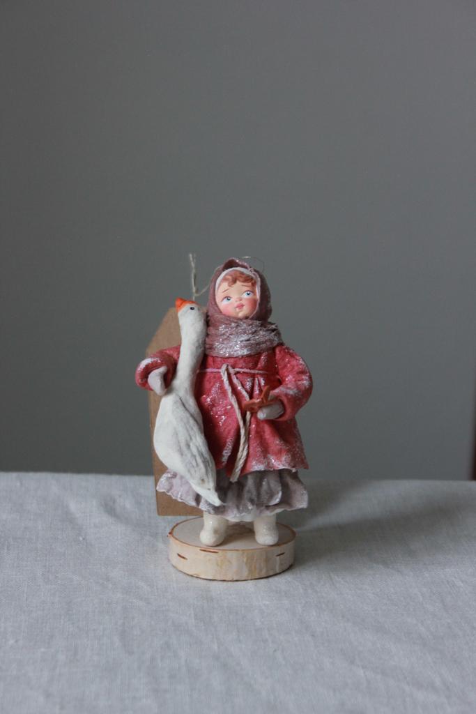 Ватная игрушка девушка с гусем
