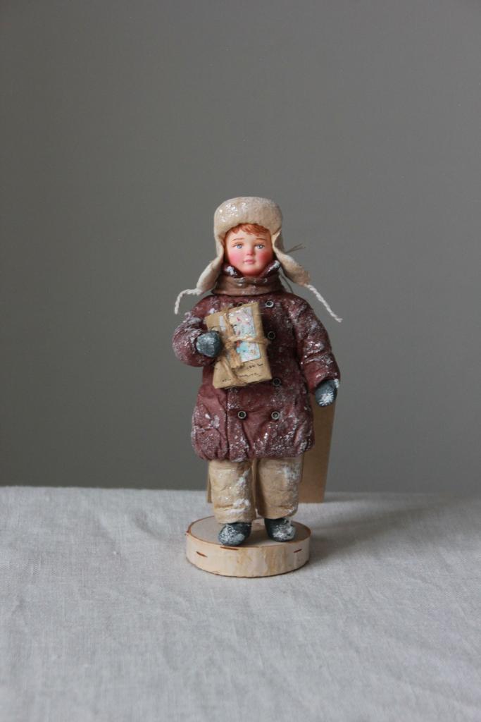 Ватная игрушка мальчик с посылкой