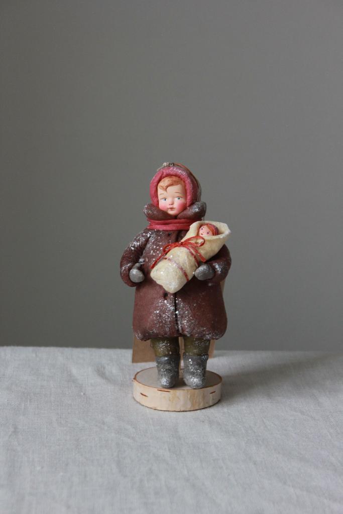 Ватная игрушка мальчик с лялькой