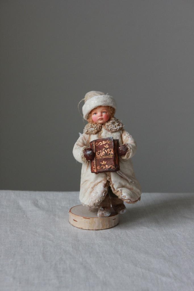 Ватная игрушка мальчик с азбукой