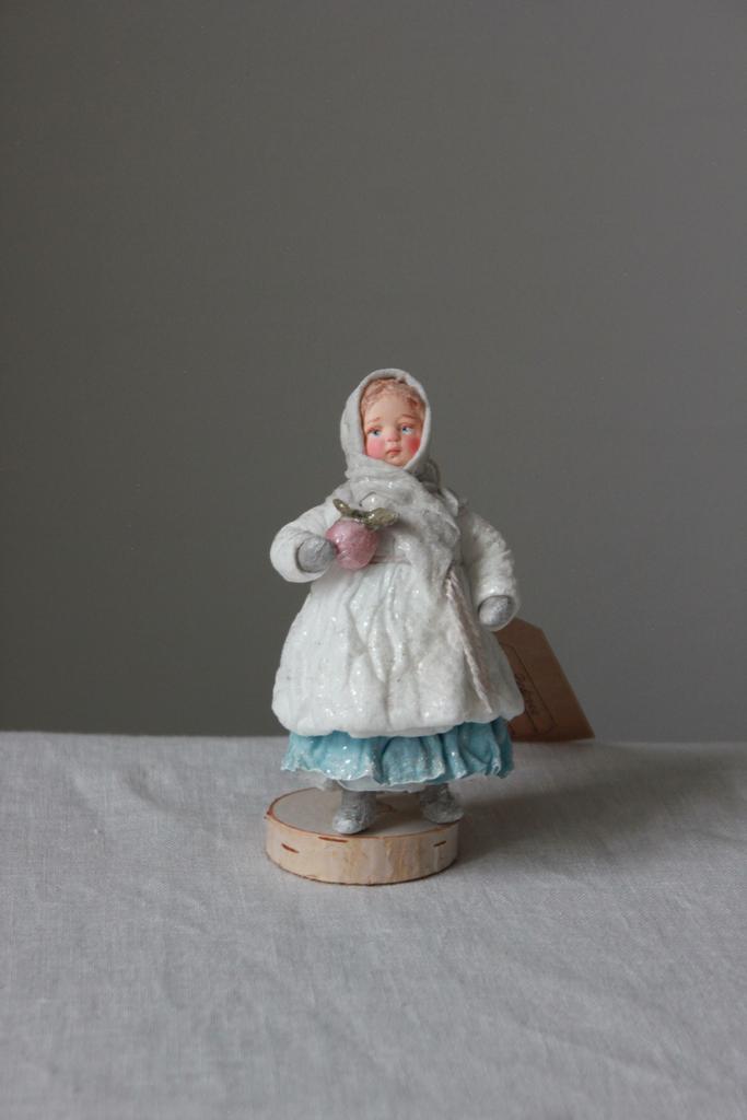 Ватная игрушка девочка с яблоком