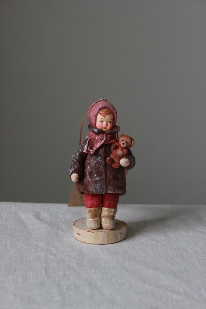 Ватная игрушка девочка с мишкой