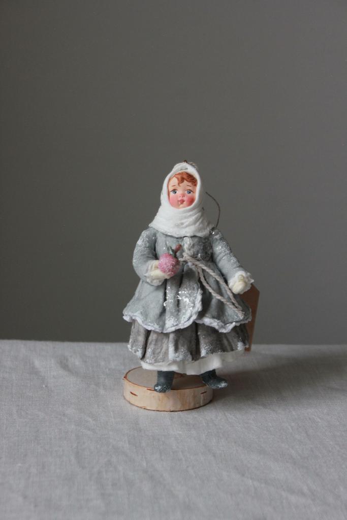 Ватная игрушка девочка с яблоком 2