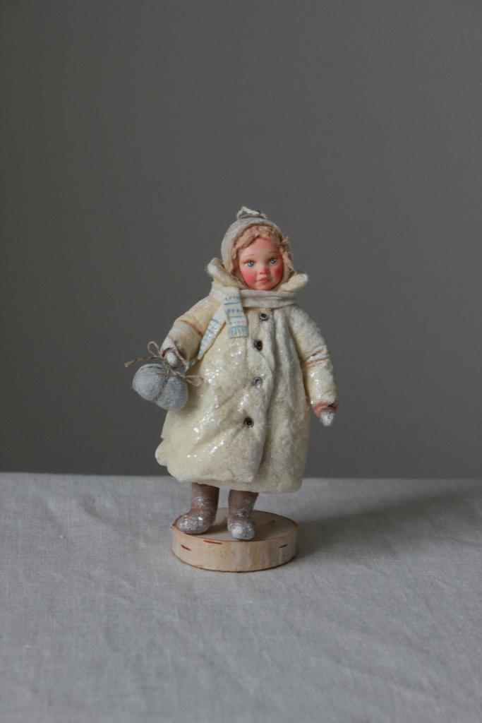 Ватная игрушка девочка с подарком