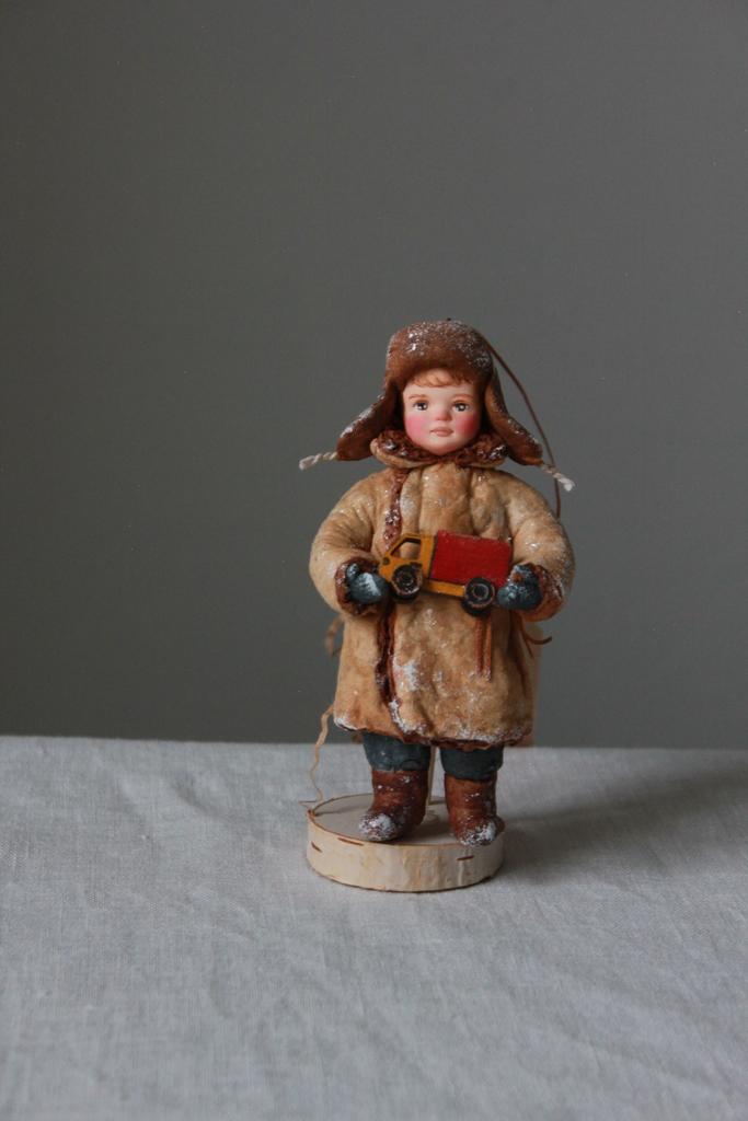 Ватная игрушка мальчик с машинкой