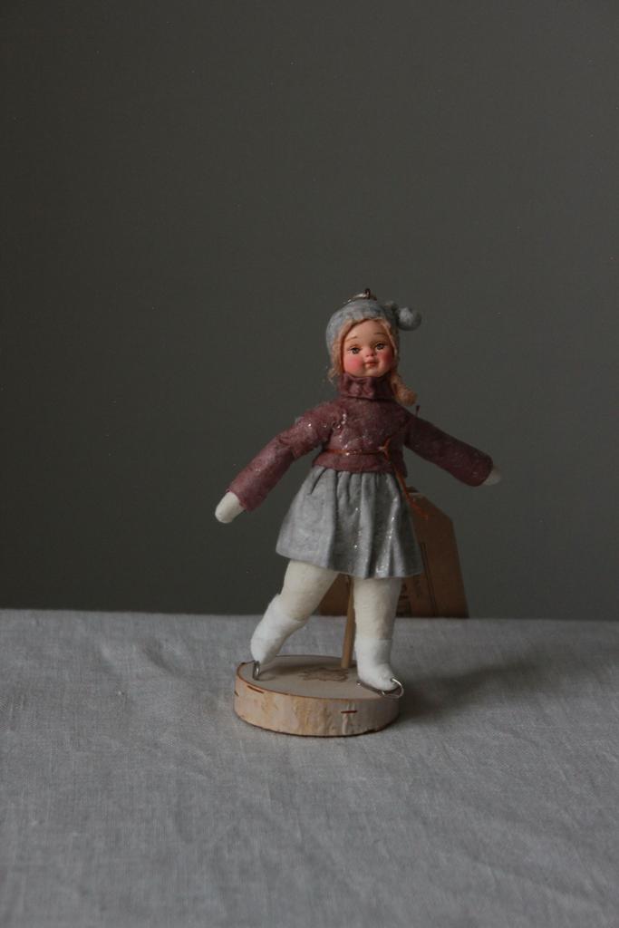 Ватная игрушка девочка фигуристка