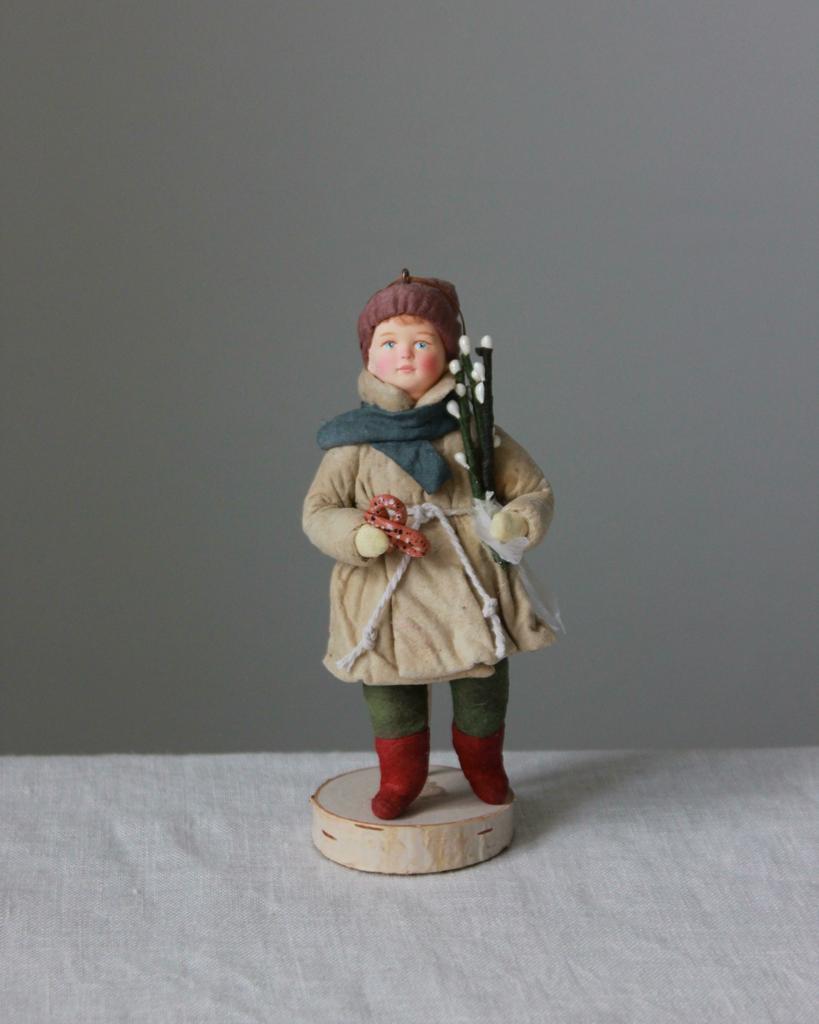 Ватная игрушка мальчик с кренделем