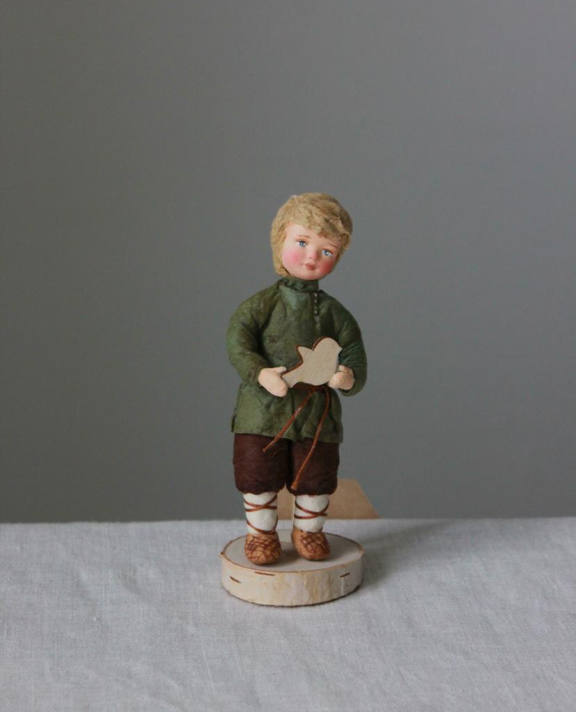 Ватная игрушка мальчик с птичкой