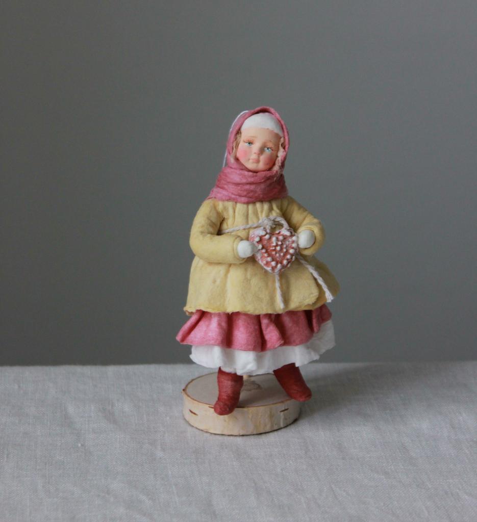 Ватная игрушка девочка с пряником