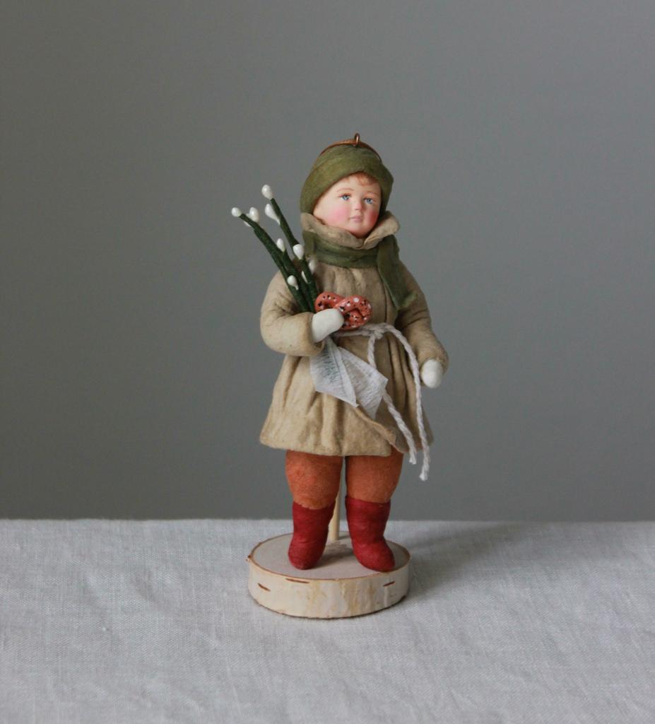 Ватная игрушка мальчик с веточками