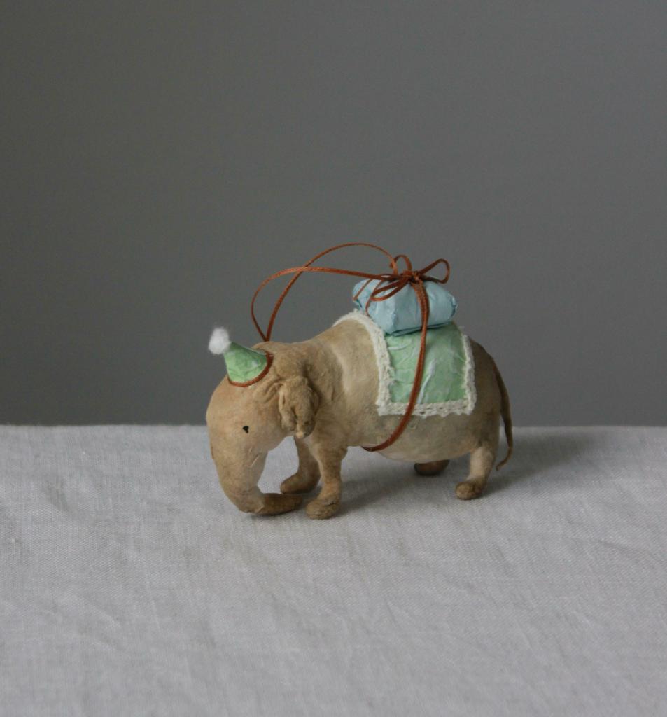 Ватная игрушка Слоник с подарком