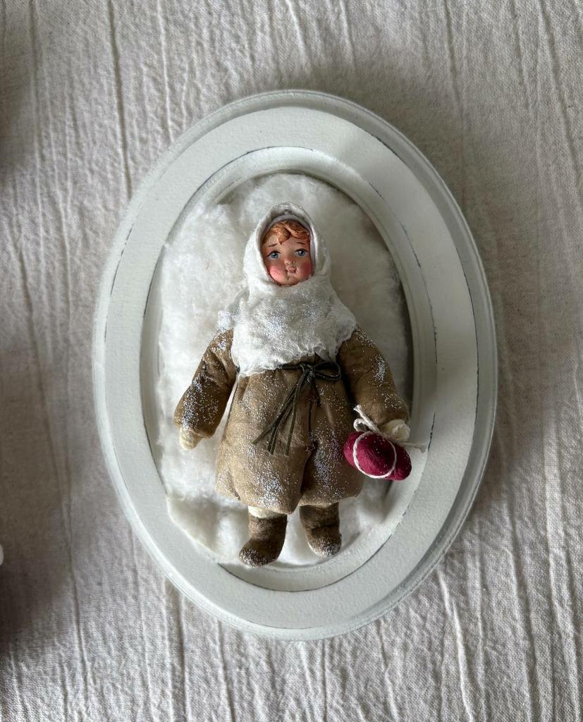 Ватная игрушка девочка с кулечком