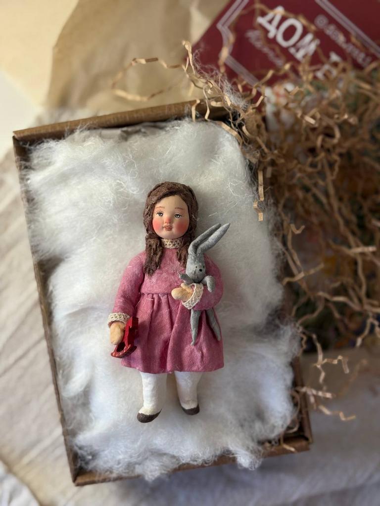 Ватная игрушка Девочка с зайкой