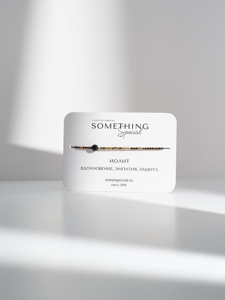 Браслет Long с иолитом и кубиками золотого гематита