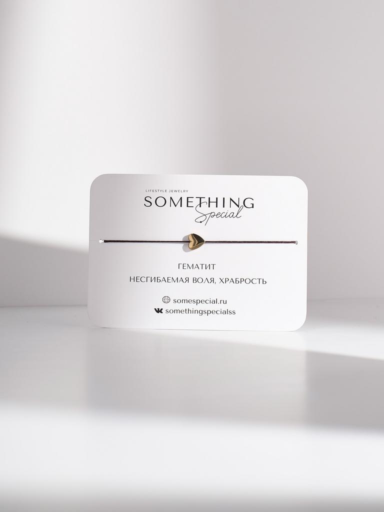 Браслет с объемным золотым сердцем на коричневой нити