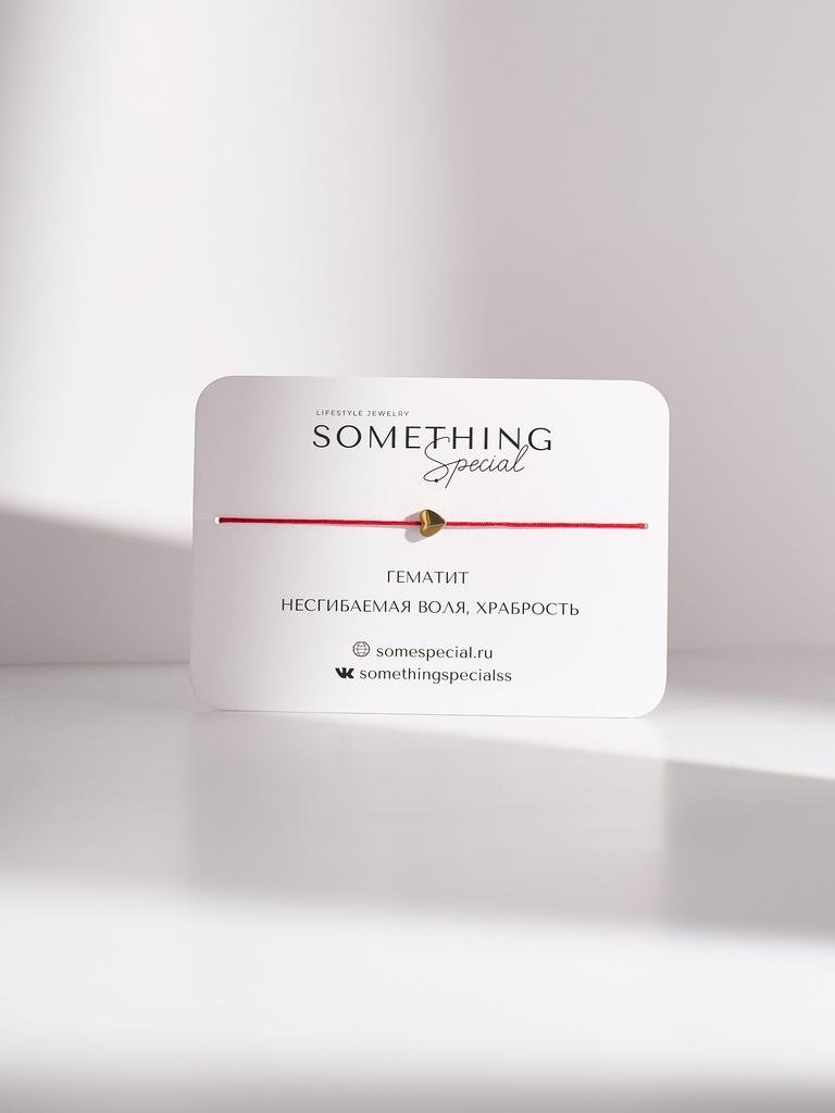 Браслет с объемным золотым сердцем на красной нити