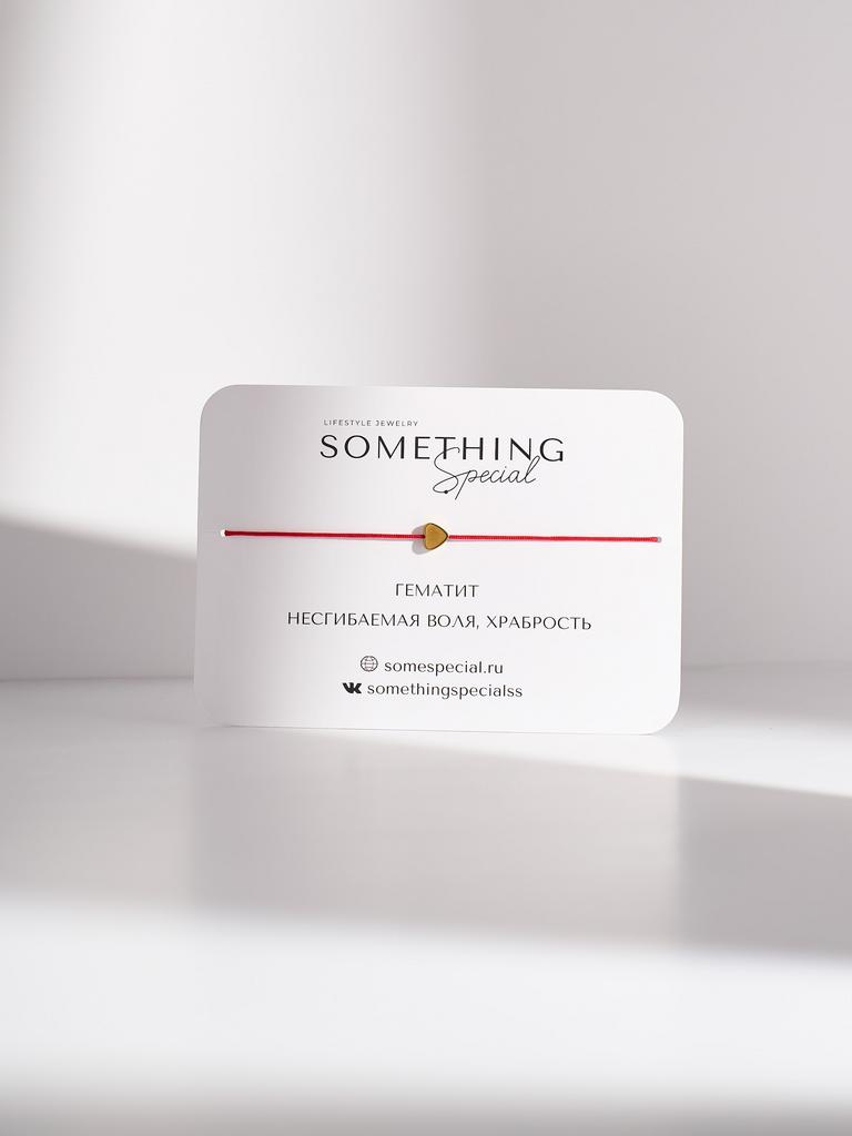 Браслет с большим золотым сердцем на красной или черной нити