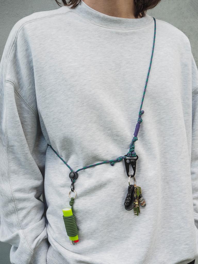 Шнурок через плечо