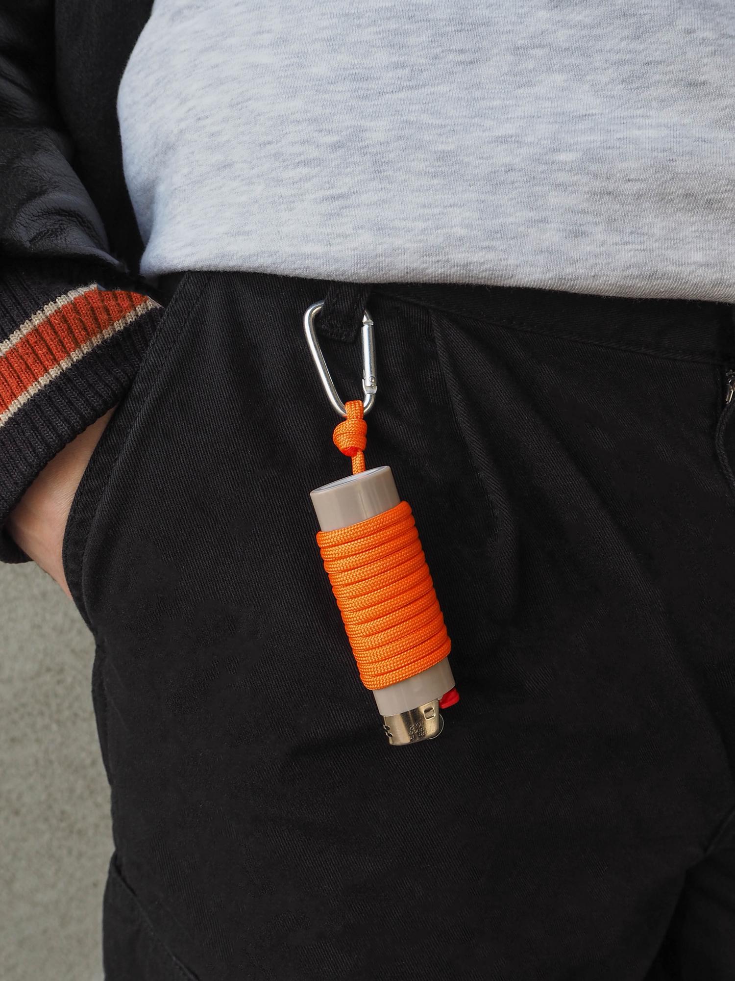 Зажигалка с карабином серая