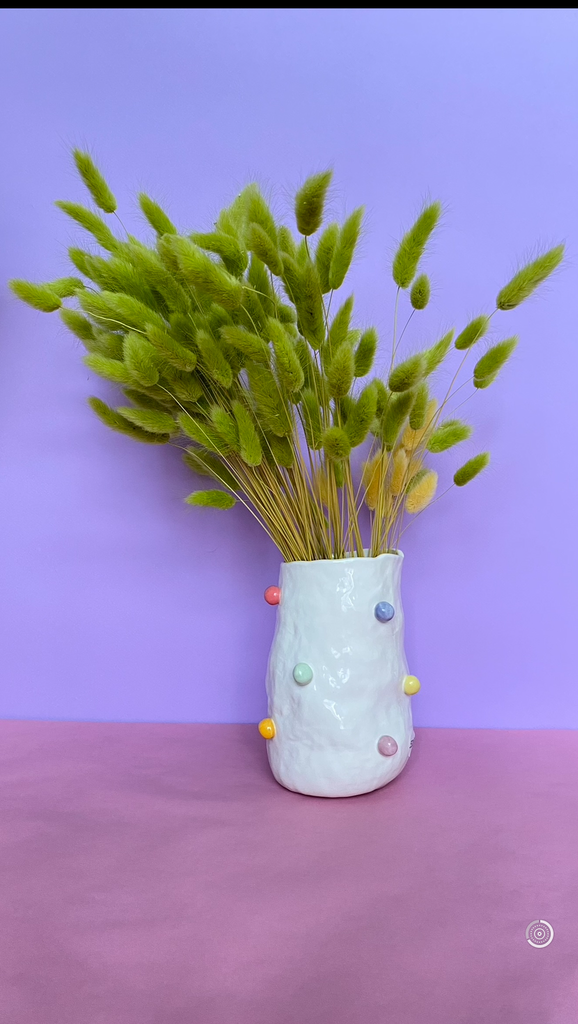 ВАЗА С МАЛЕНЬКИМИ РАЗНОЦВЕТНЫМИ ШАРИКАМИ