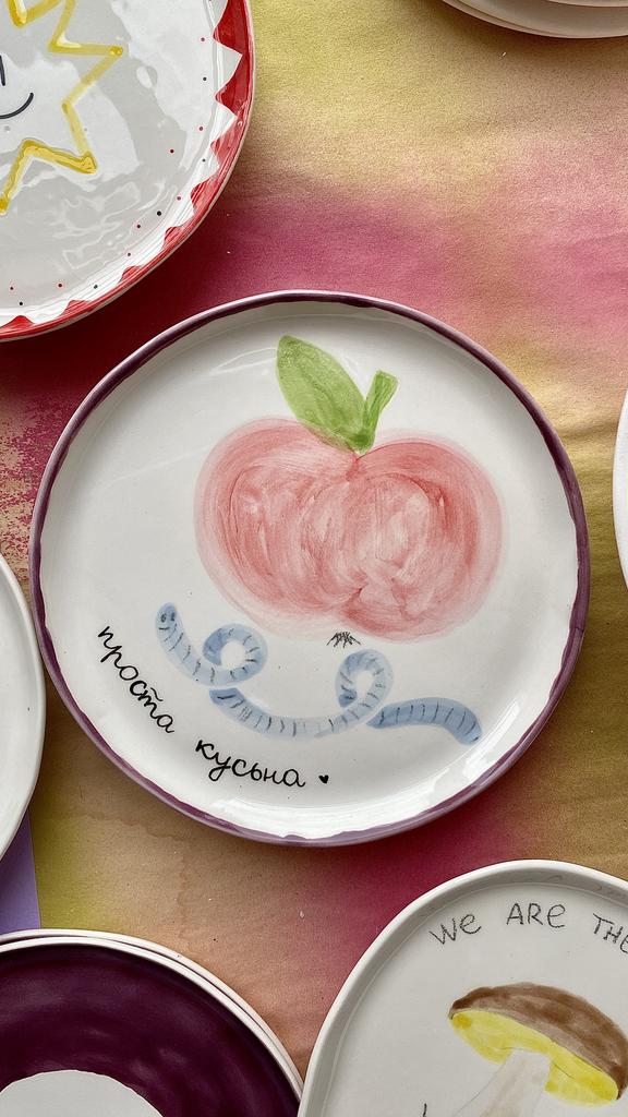 МАЛЕНЬКАЯ ТАРЕЛОЧКА «ПРОСТА КУСЬНА» с червячком и яблоком