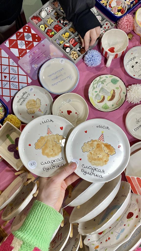 Маленькая тарелочка «Сладкая булочка» с колпачком и помпончиком