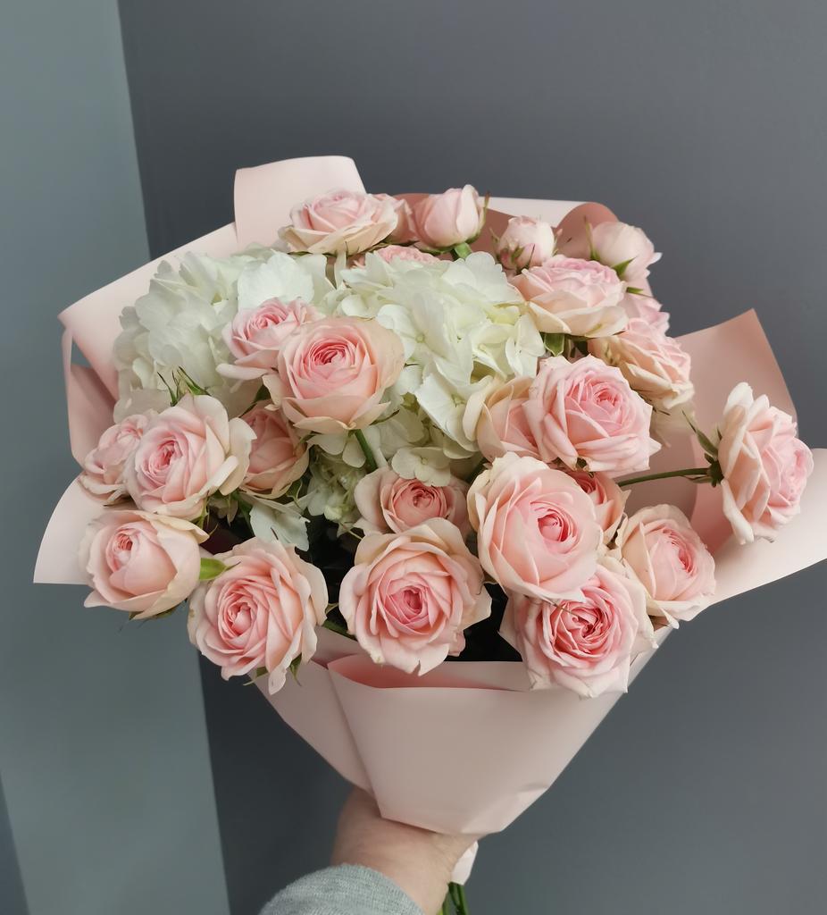 Букет с гортензией и кустовыми розами