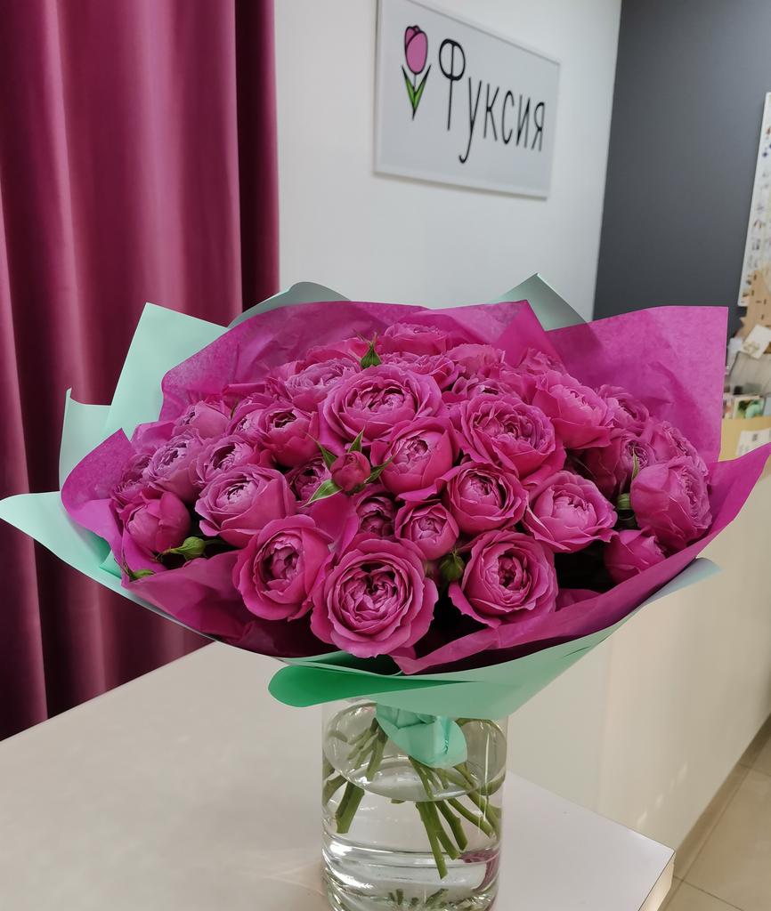 Букет малиновых пионовидных роз