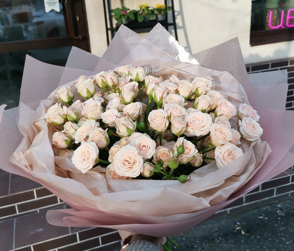 Букет кремовых кустовых роз