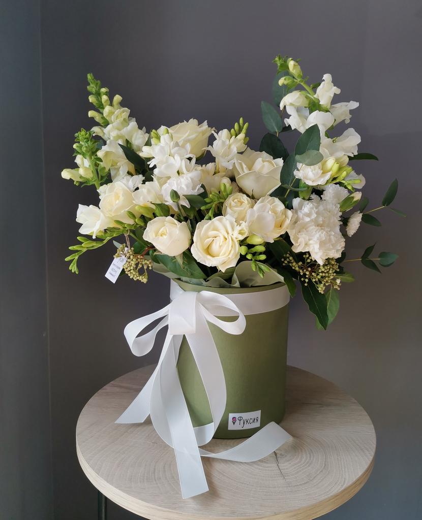 Коробка бело-зеленая