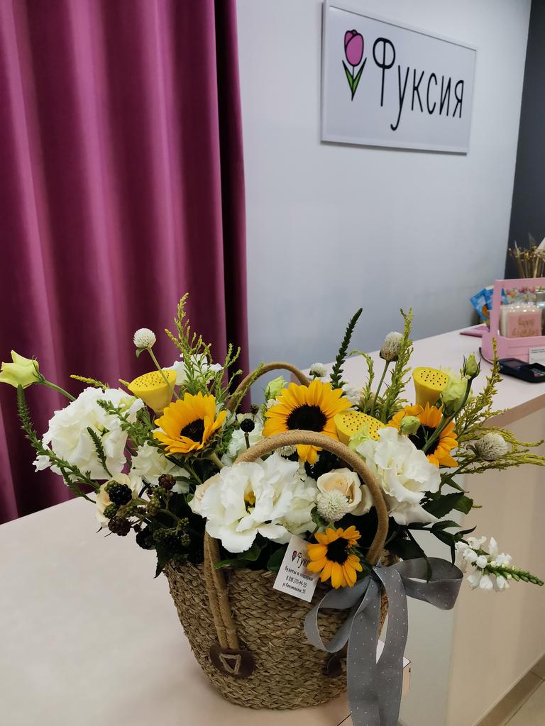 Корзина с подсолнухами