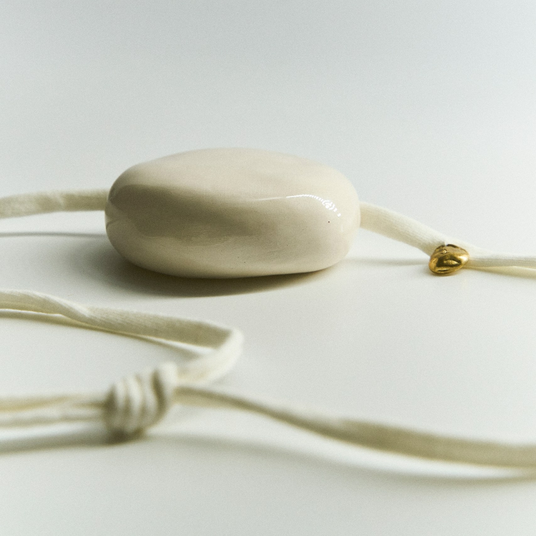 Ожерелье - шнурок White stone