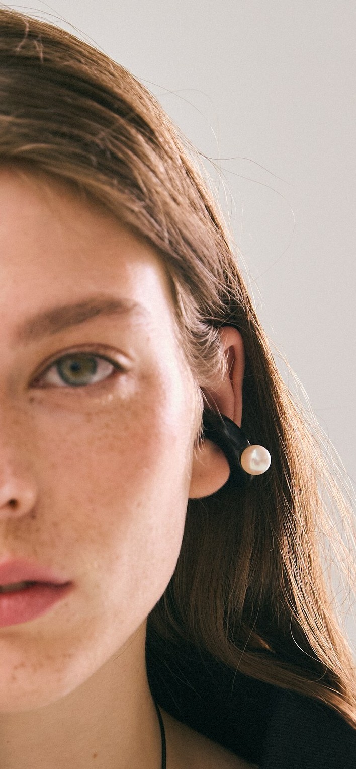 Черный кафф с жемчужиной (L)